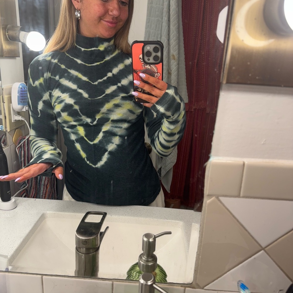 Free People Retro 70’s Tie Dye Turtle Neck Green long sleeve